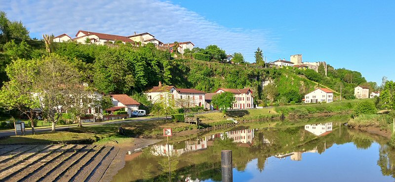 Vue à partir de la Bourgade de Guiche à partir du pont qui surplombe la Bidouze avec au loin le château.